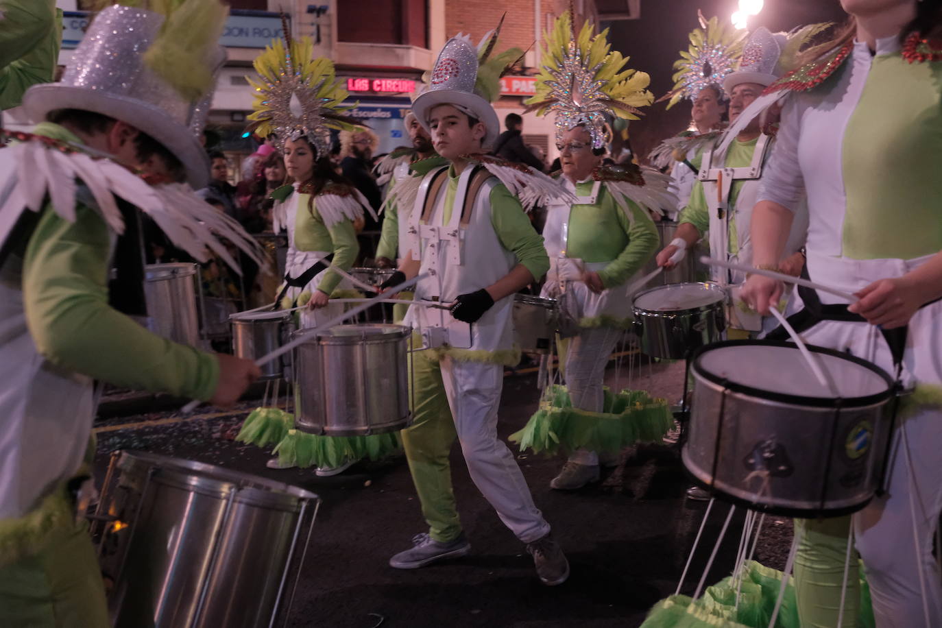 Las calles de Gijón se han llenado de color y máscaras para celebrar el antroxu más animado.