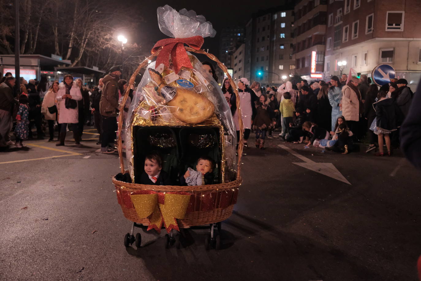 Las calles de Gijón se han llenado de color y máscaras para celebrar el antroxu más animado.