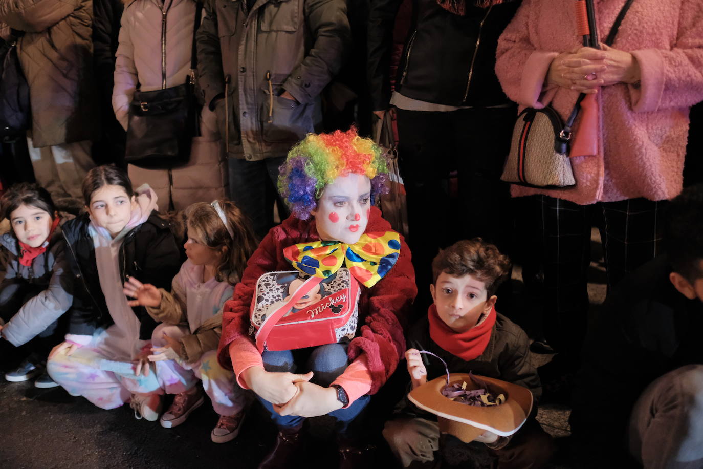 Las calles de Gijón se han llenado de color y máscaras para celebrar el antroxu más animado.