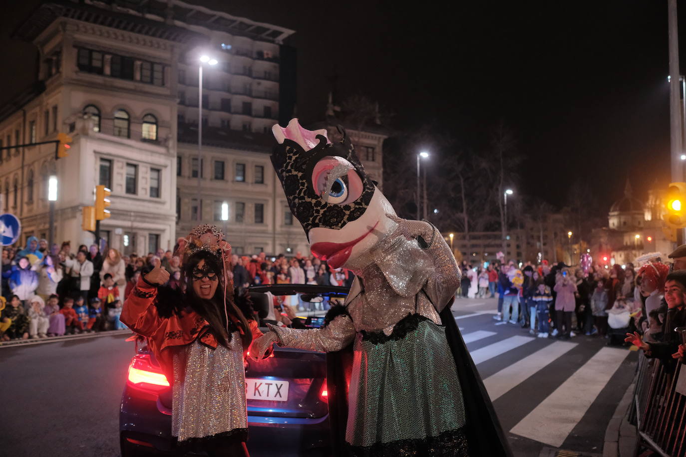 Las calles de Gijón se han llenado de color y máscaras para celebrar el antroxu más animado.