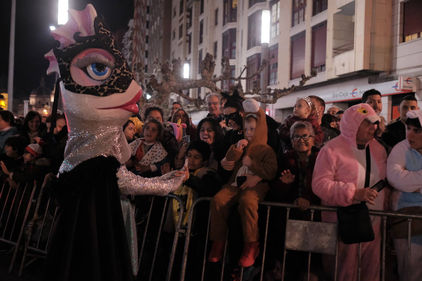 Las calles de Gijón se han llenado de color y máscaras para celebrar el antroxu más animado.