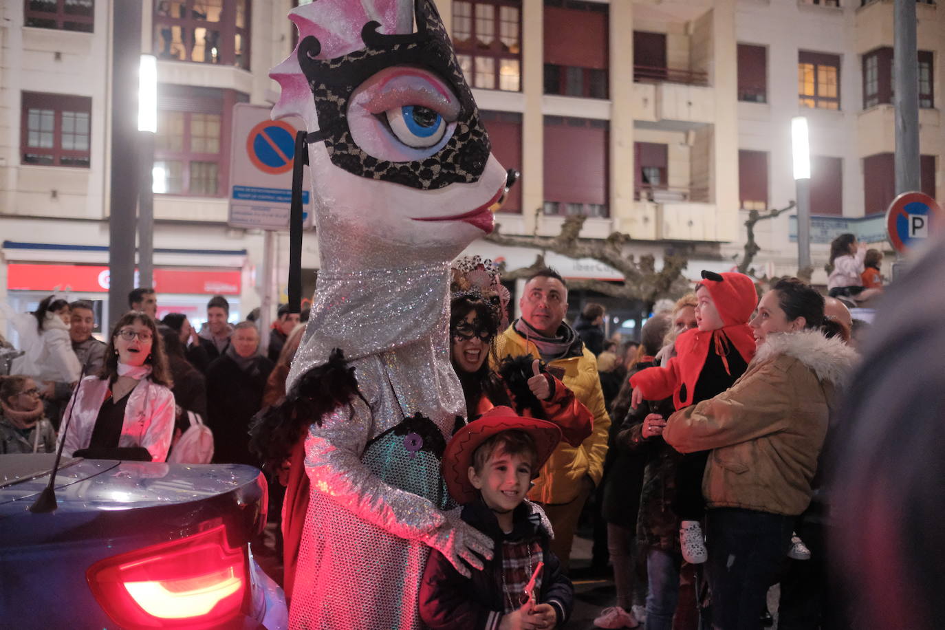 Las calles de Gijón se han llenado de color y máscaras para celebrar el antroxu más animado.