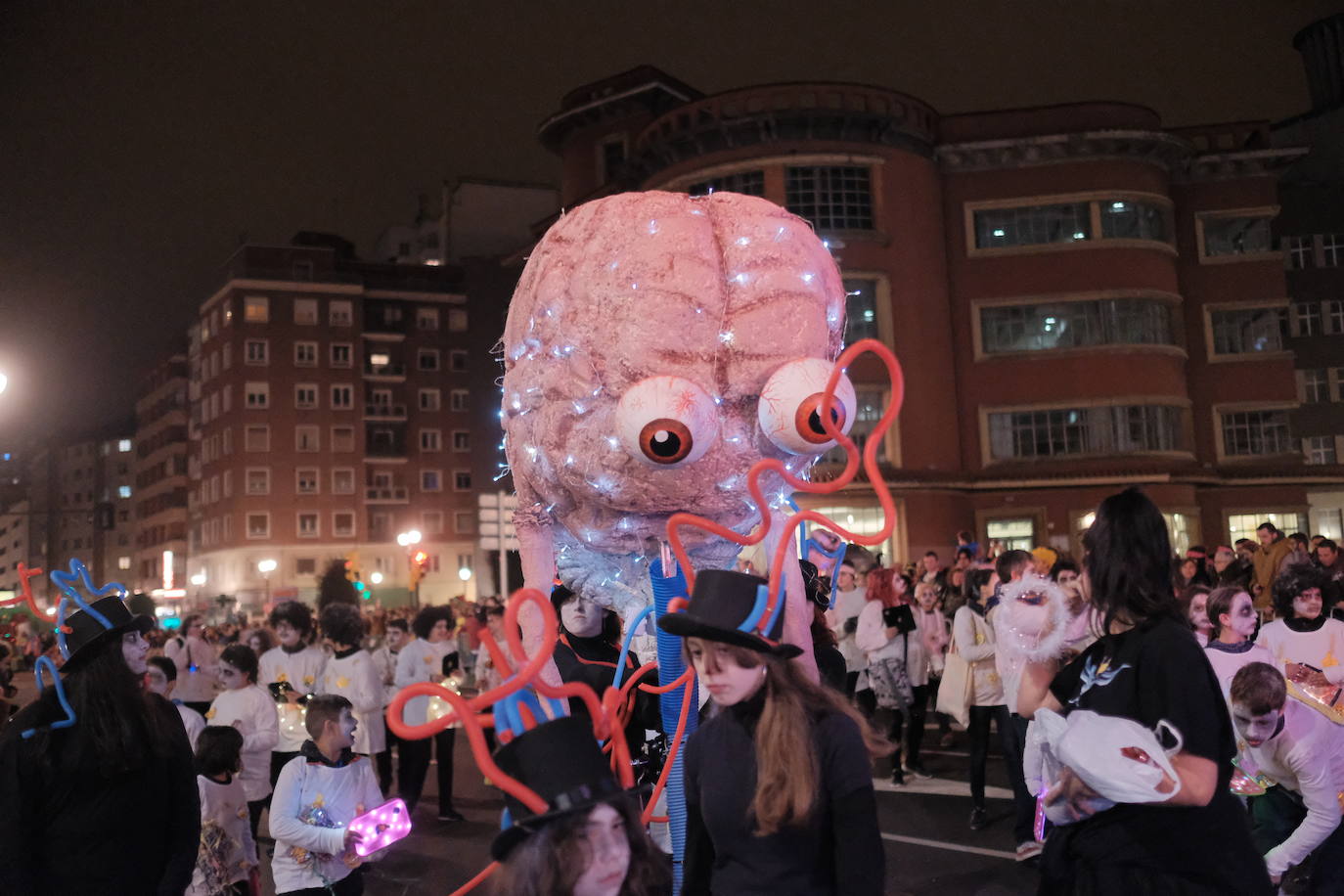 Las calles de Gijón se han llenado de color y máscaras para celebrar el antroxu más animado.