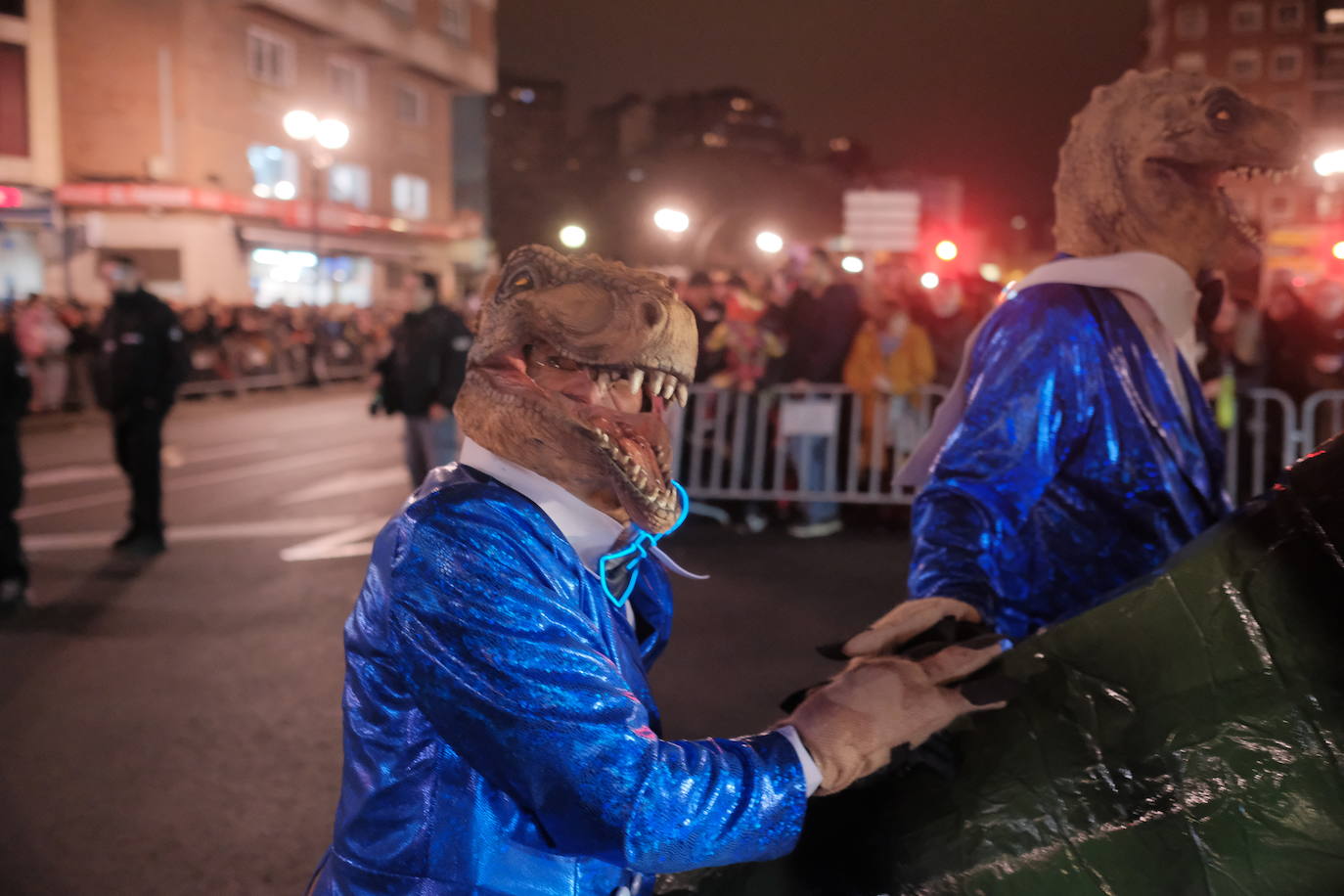 Las calles de Gijón se han llenado de color y máscaras para celebrar el antroxu más animado.