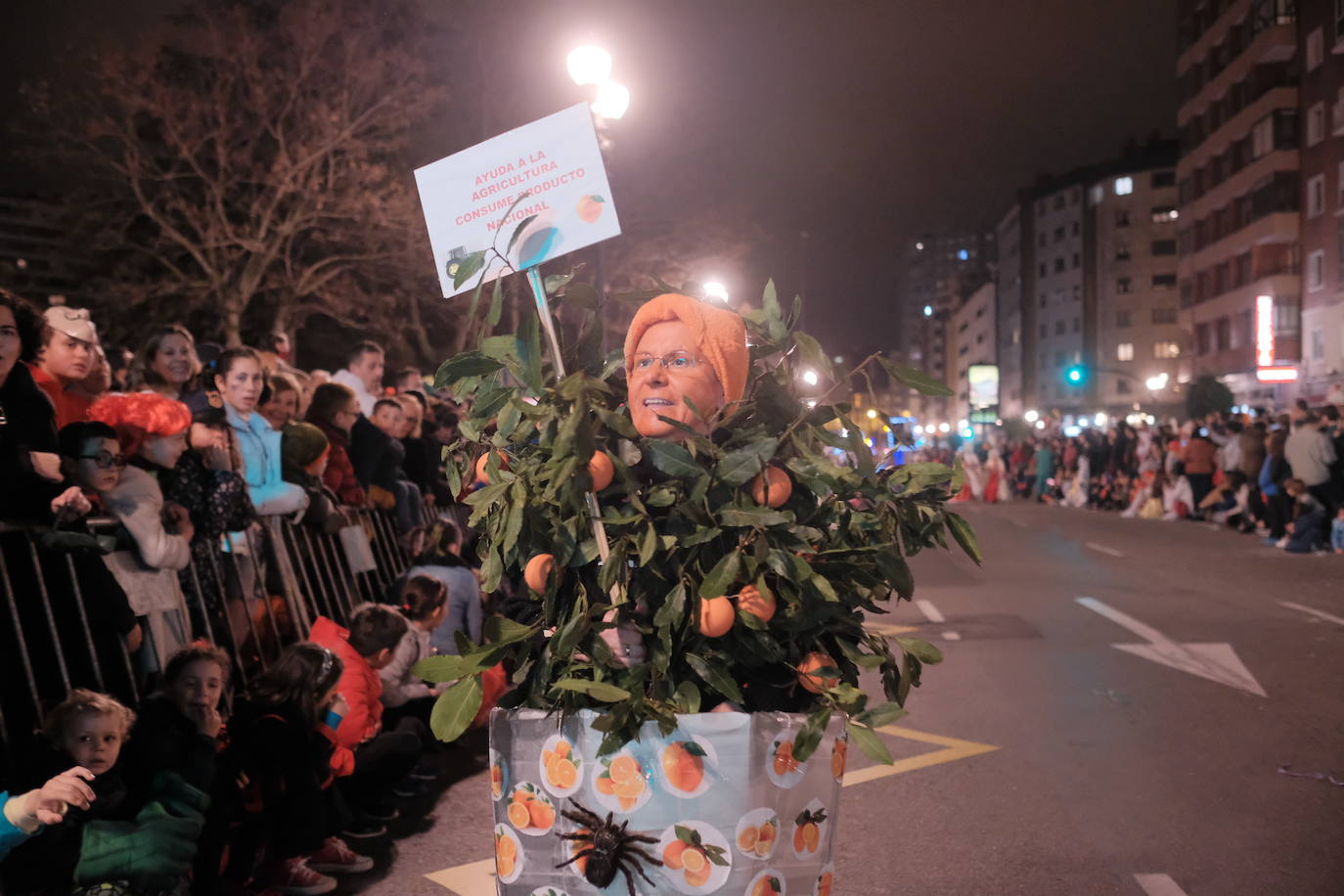 Las calles de Gijón se han llenado de color y máscaras para celebrar el antroxu más animado.