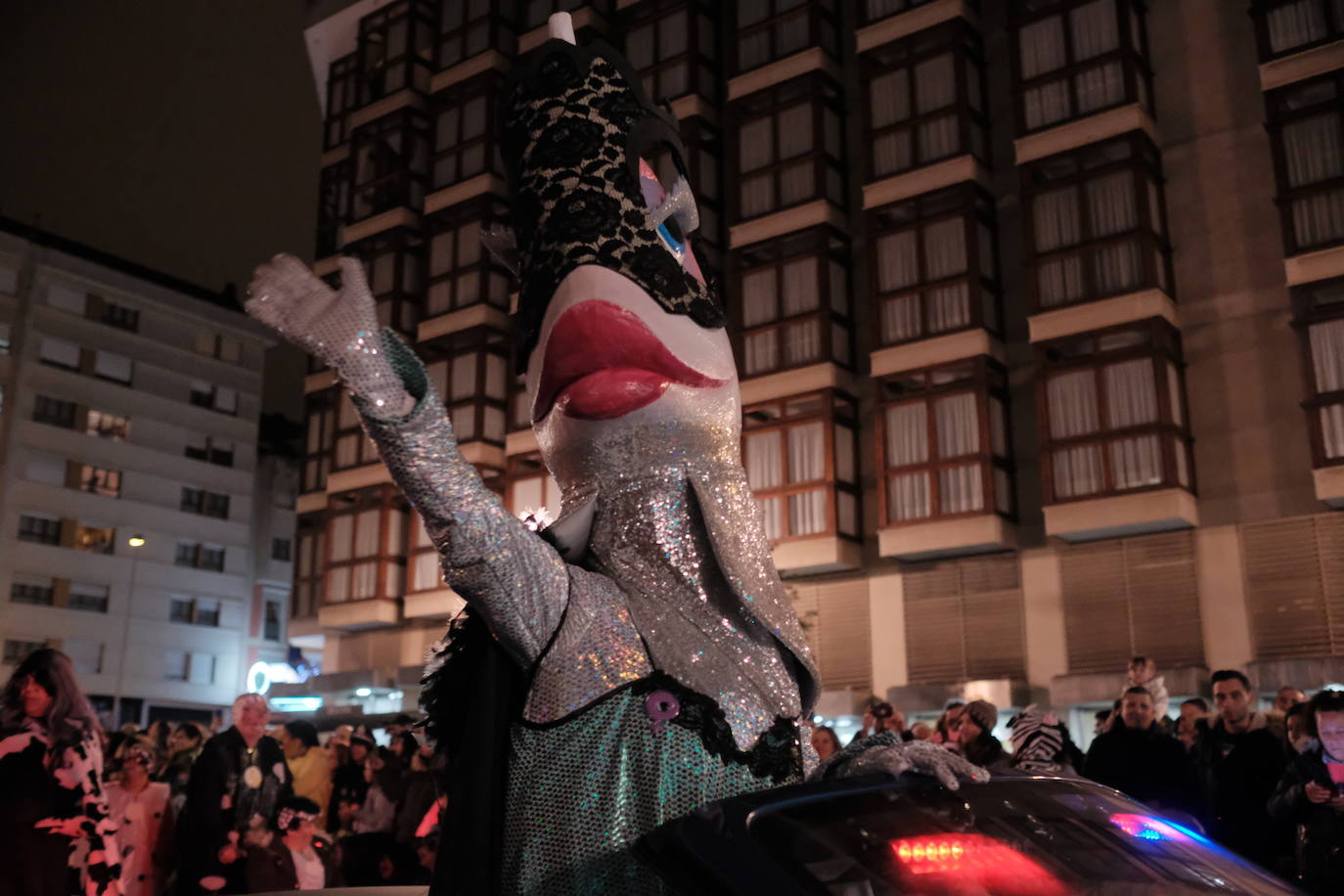 Las calles de Gijón se han llenado de color y máscaras para celebrar el antroxu más animado.