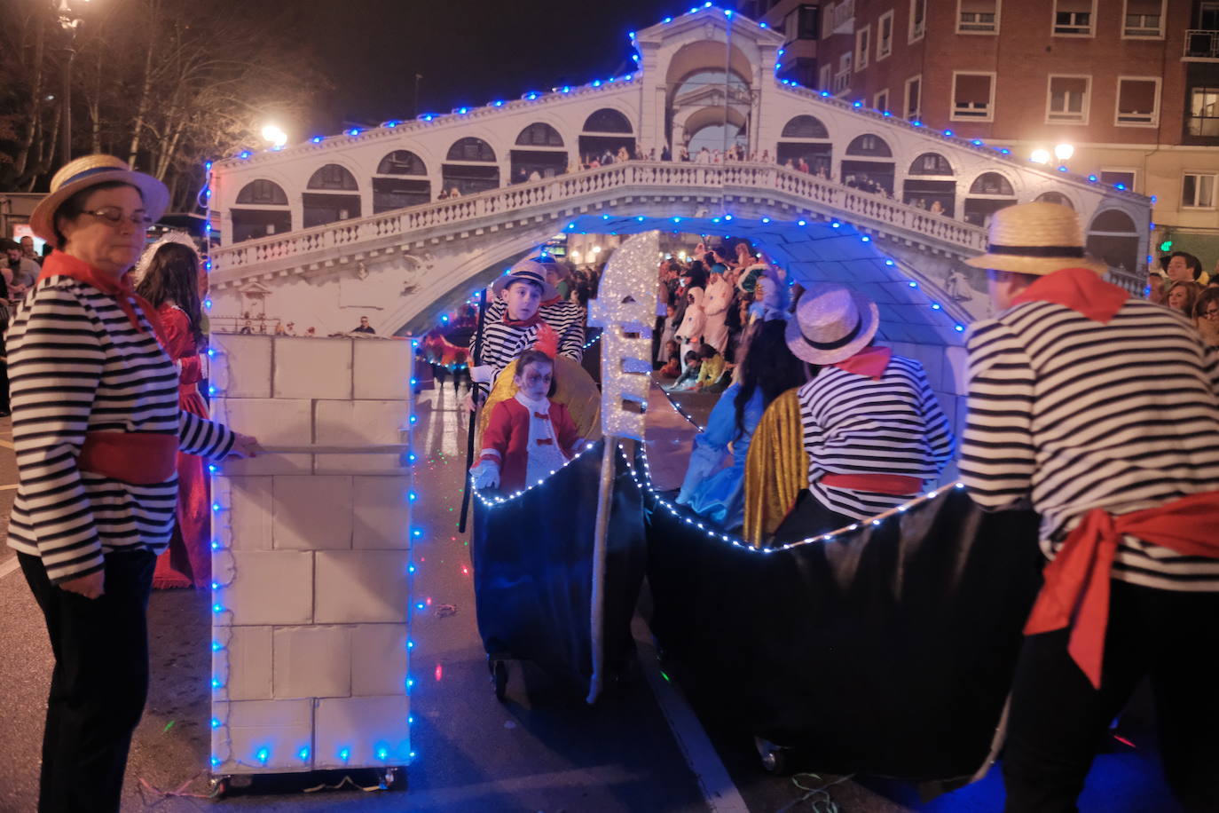 Las calles de Gijón se han llenado de color y máscaras para celebrar el antroxu más animado.