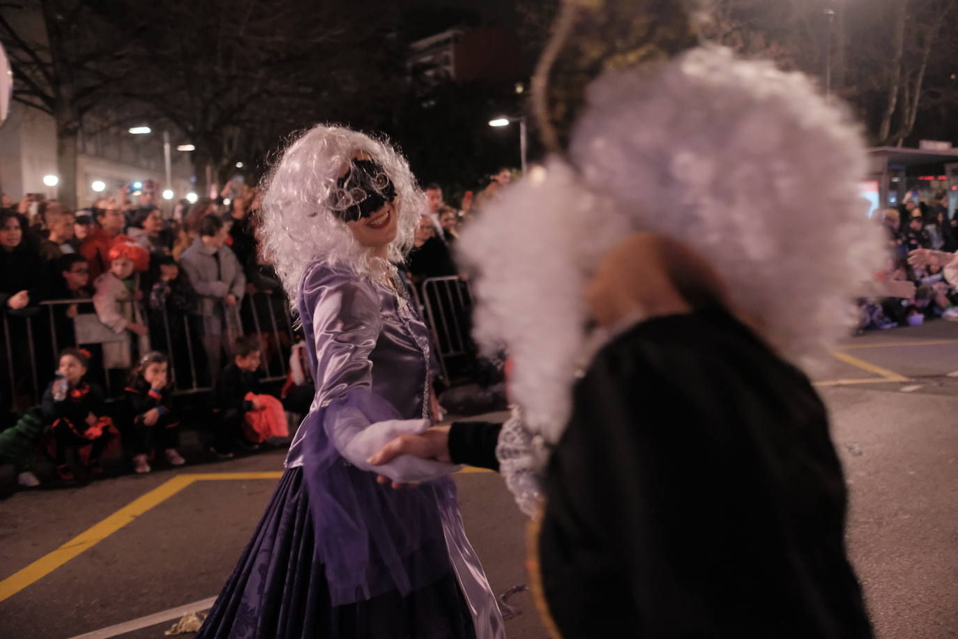 Las calles de Gijón se han llenado de color y máscaras para celebrar el antroxu más animado.