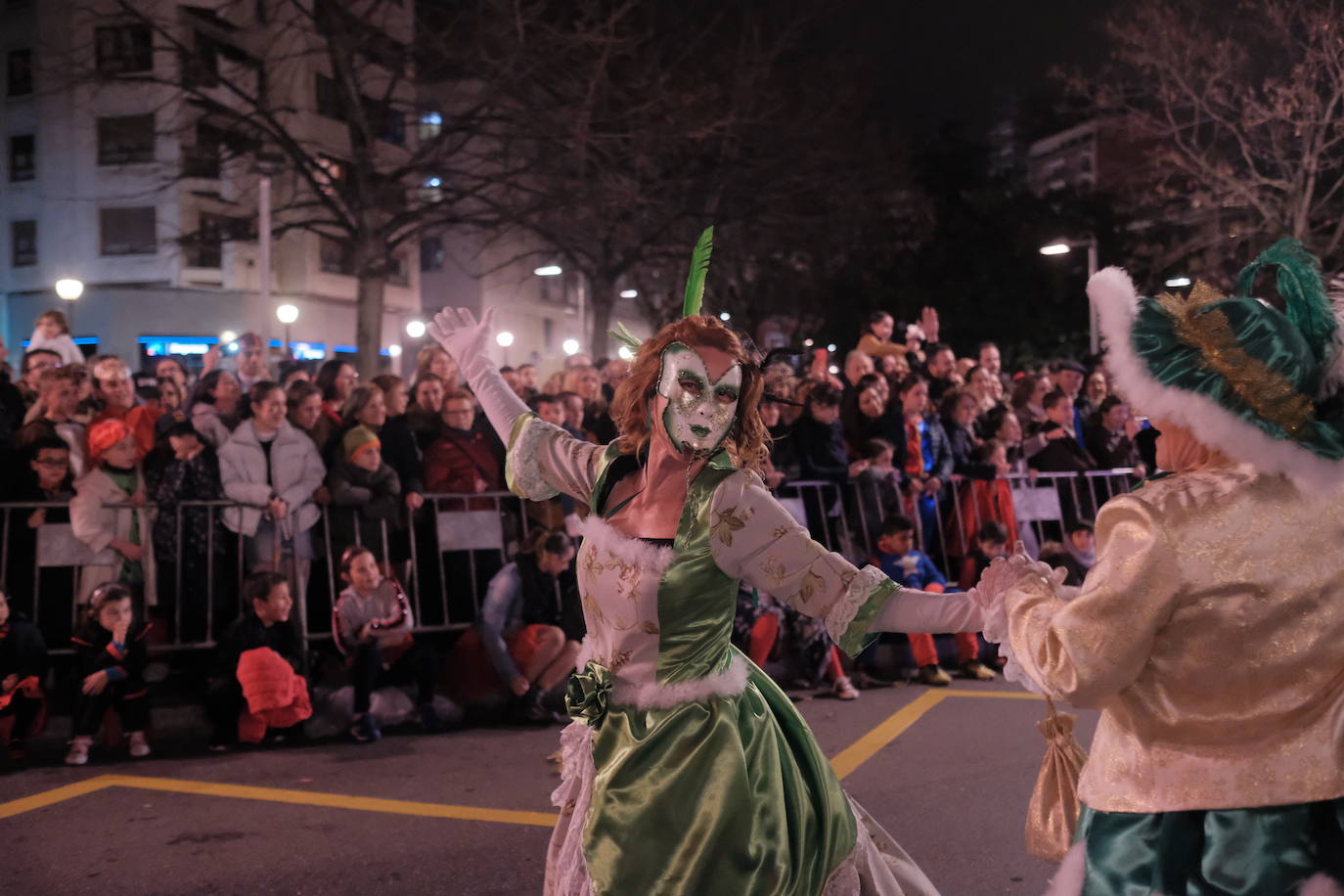 Las calles de Gijón se han llenado de color y máscaras para celebrar el antroxu más animado.