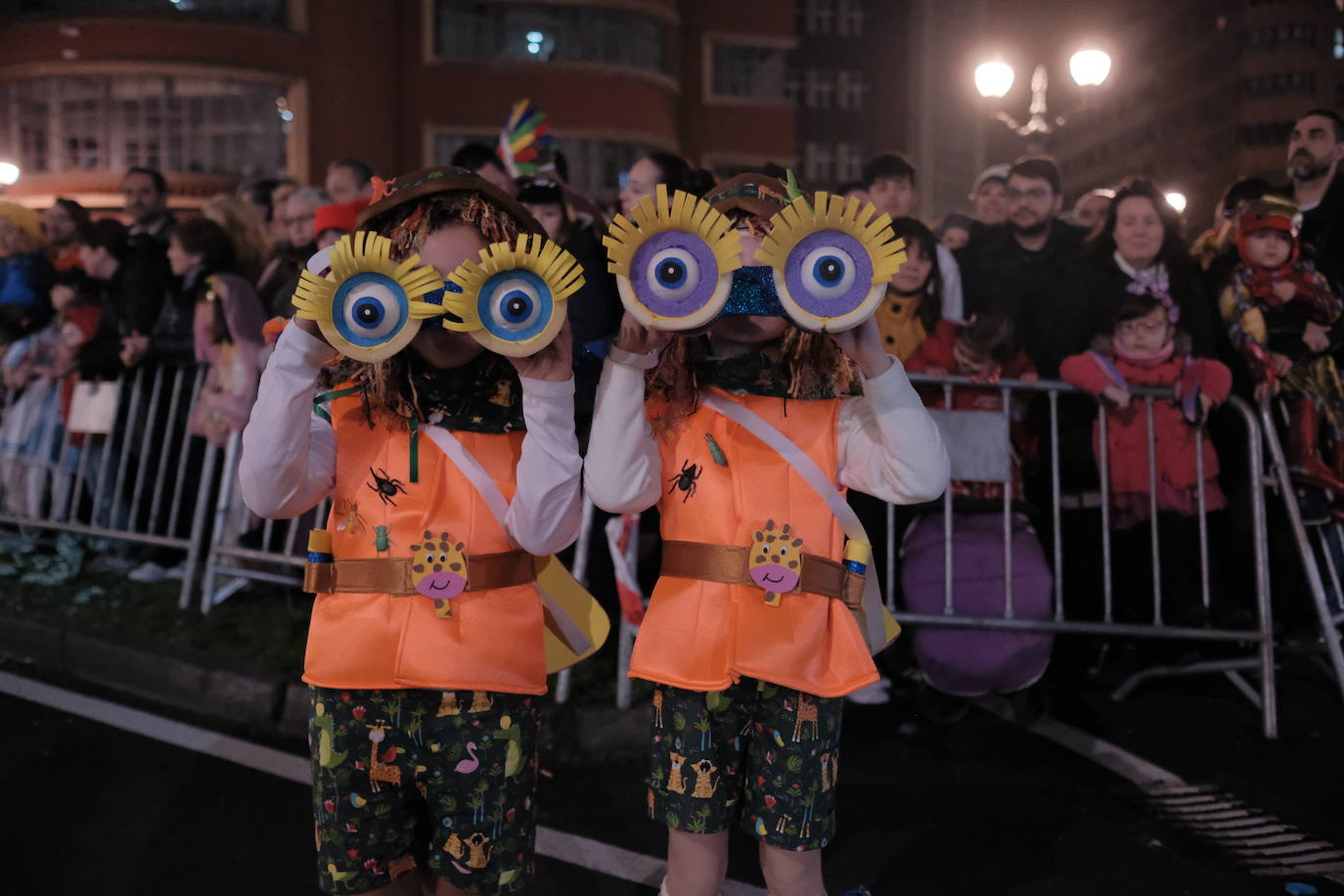 Las calles de Gijón se han llenado de color y máscaras para celebrar el antroxu más animado.