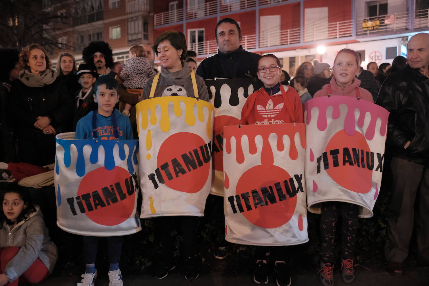 Las calles de Gijón se han llenado de color y máscaras para celebrar el antroxu más animado.