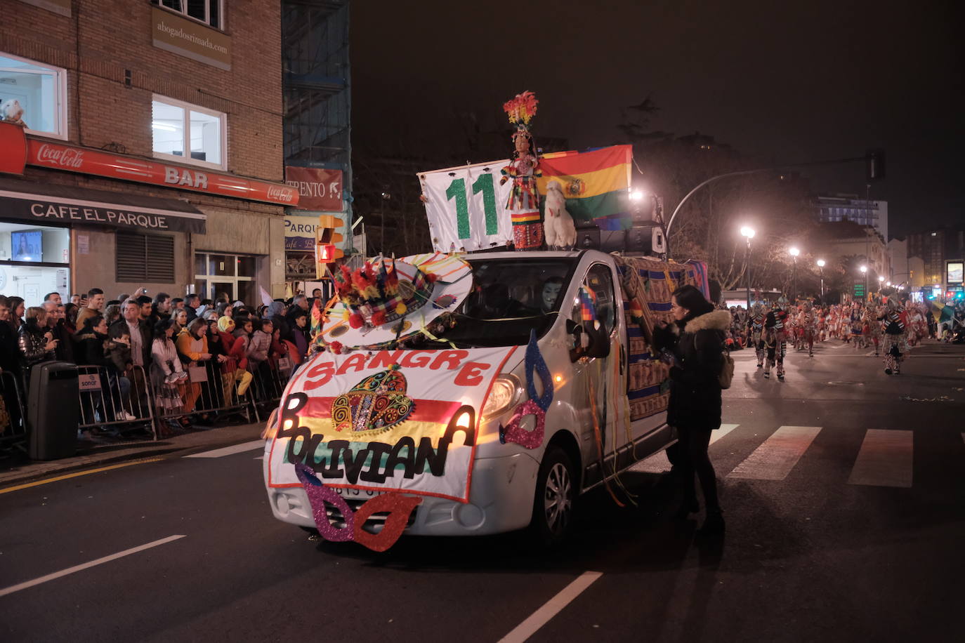 Las calles de Gijón se han llenado de color y máscaras para celebrar el antroxu más animado.