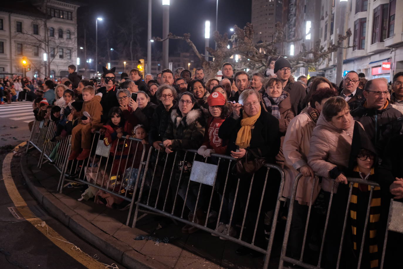 Las calles de Gijón se han llenado de color y máscaras para celebrar el antroxu más animado.