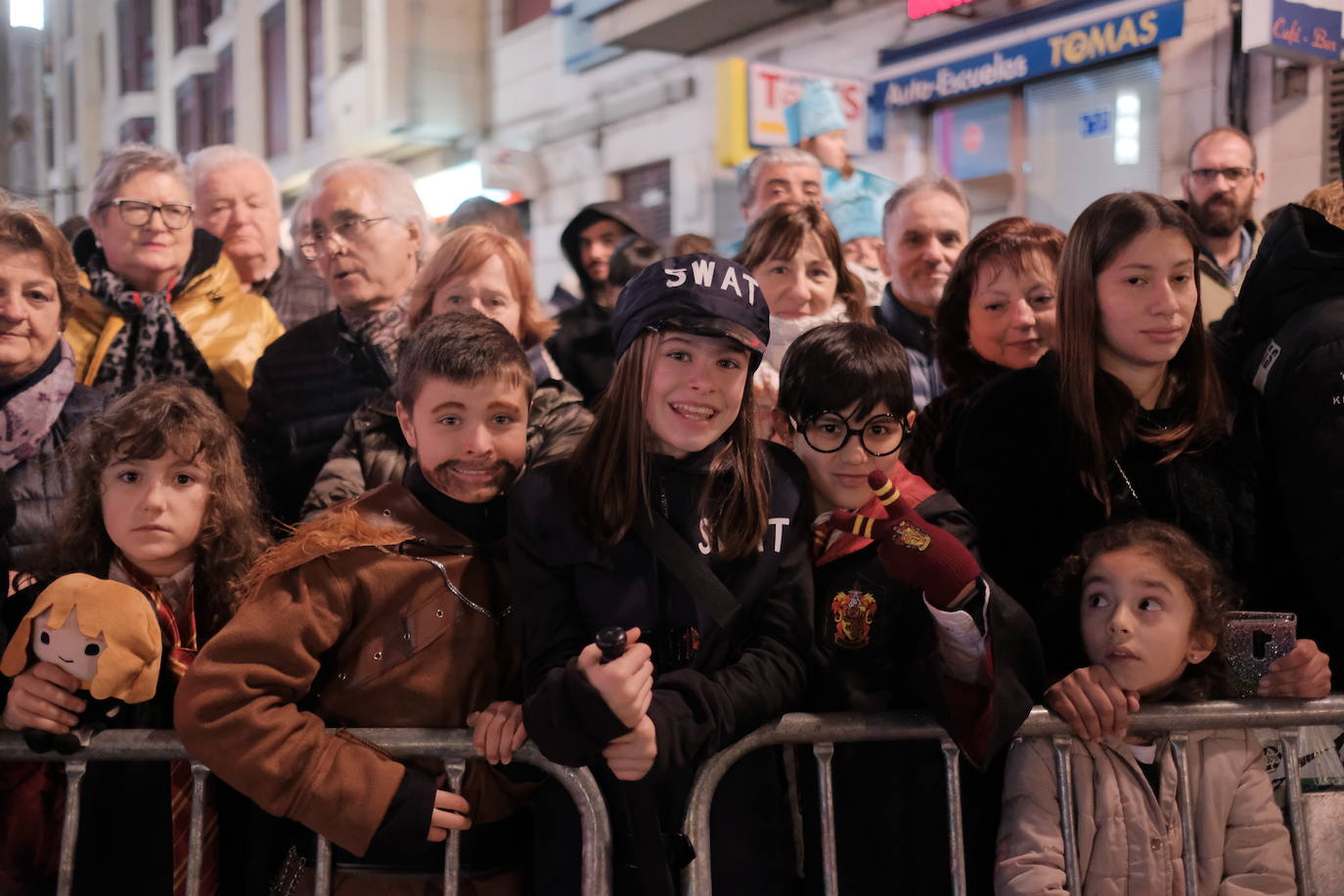 Las calles de Gijón se han llenado de color y máscaras para celebrar el antroxu más animado.