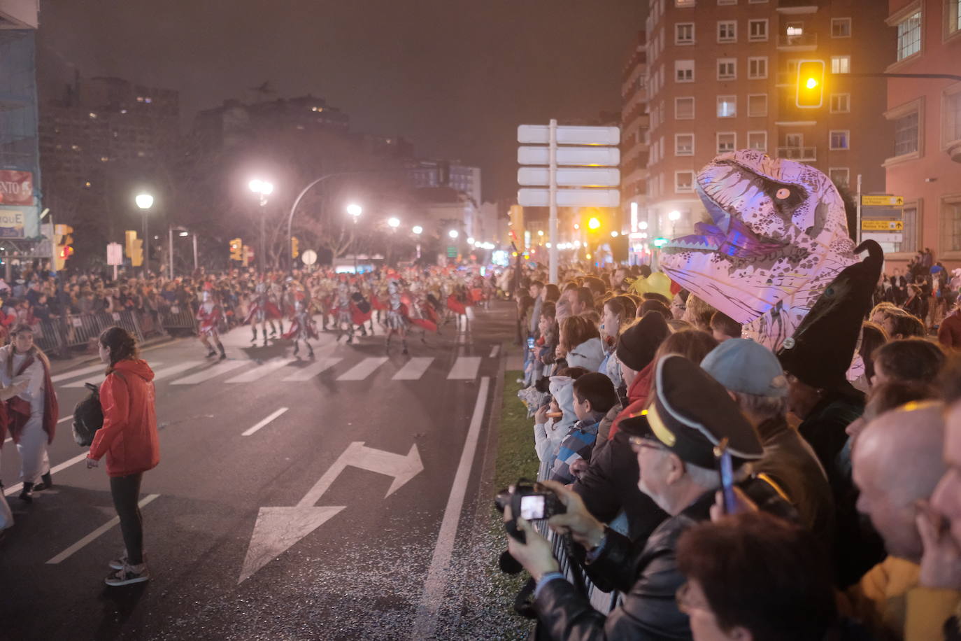 Las calles de Gijón se han llenado de color y máscaras para celebrar el antroxu más animado.