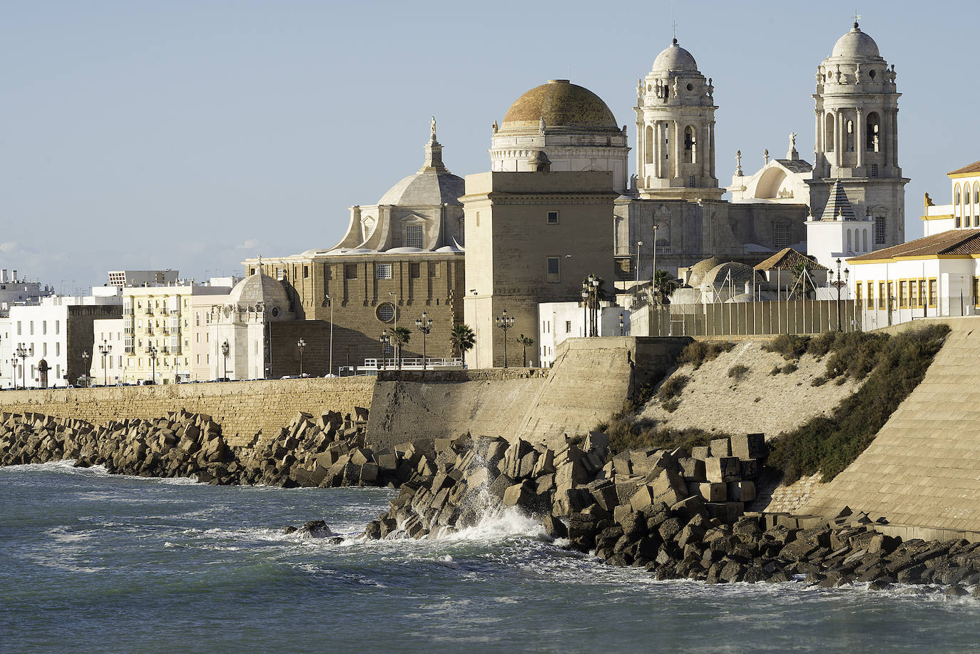  6. Cádiz (5,28 puntos sobre 10) | No sólo ofrece carnavales, chapuzones y pescado frito, sino que despunta por su rica oferta de servicios para las familias.