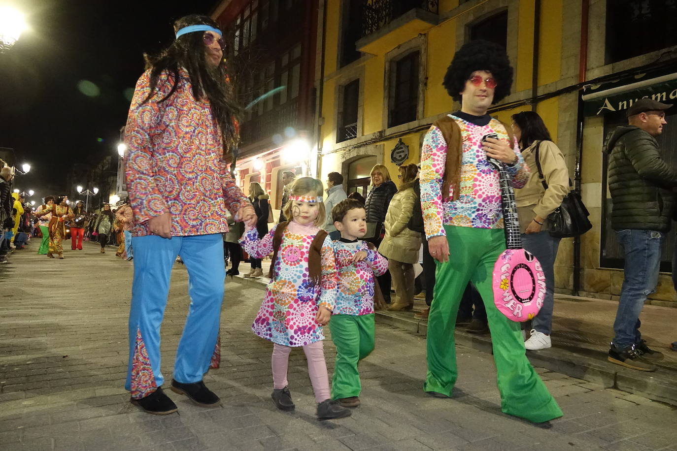 Despliegue de imaginación y color por las calles de Ribadesella.