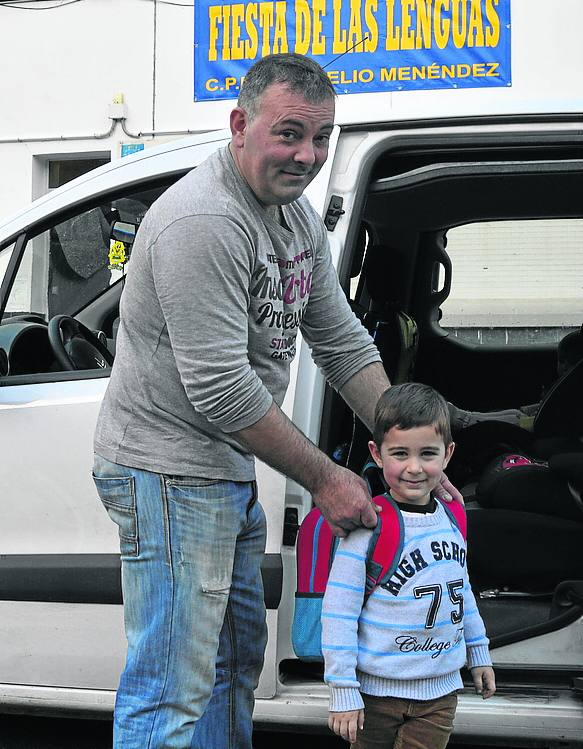 José Luis Méndez hace malabares a diario para poder llevar a Sergio al colegio en su coche.