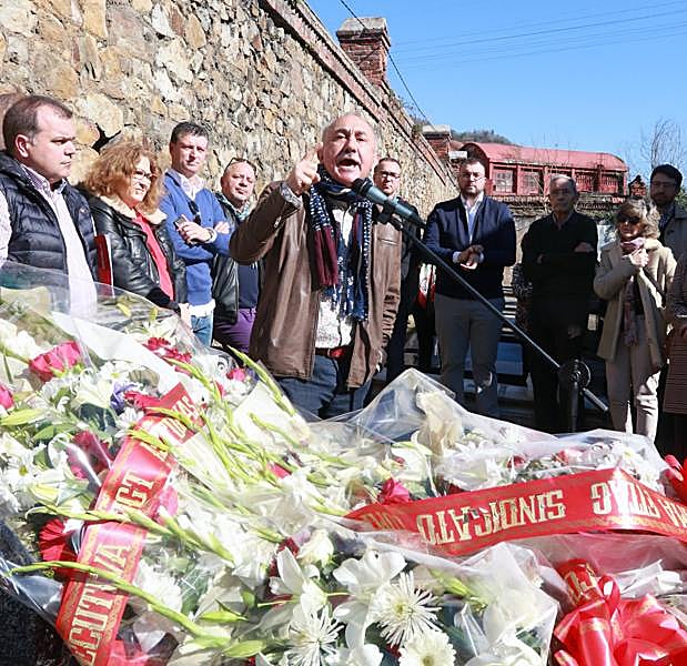 Intervención de Pepe Álvarez ante la mirada de Barbón, los consejeros Pablo Fernández y Enrique Fernández, la exministra María Luisa Carcedo y el número dos del SOMA, José Luis Fernández Roces. 