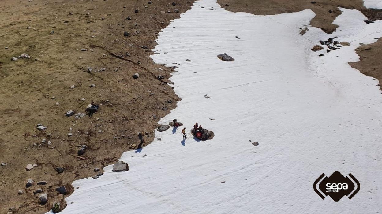 El grupo de rescate, tras localizar al montañero herido. 