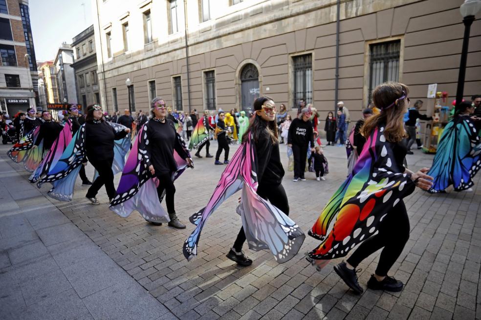 t La asociación cultural 'Happy Family' puso color al desfile infantil con sus mariposas bailando frente a la Escuela de Comercio. 