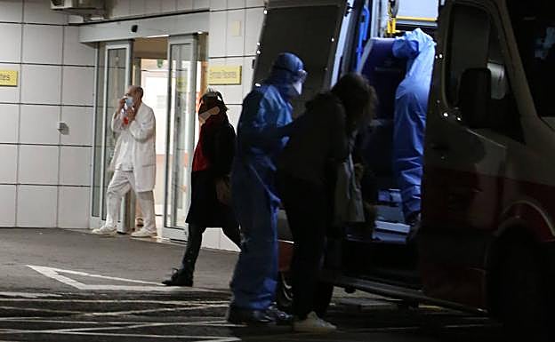 Trasladan al HUCA a una mujer de 25 años con síntomas de coronavirus