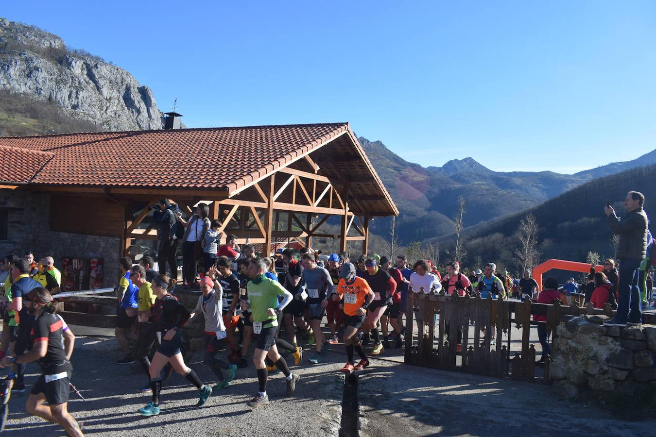 Casi 300 corredores se dieron cita este domingo 23 en el tradicional Trail Cabeza L'Arcu 2020 en el pueblo de Caleao, el mismo corazón del Parque Natural de Redes. Una de esas citas obligatorias para los amantes del trail en Asturias, que ha dejado en el pódium absoluto masculino a Adrián Serrano Tomé, Alberto Fernández Palacio y José Pedro Bayón Menéndez; y en el femenino a Laura Álvarez Álvarez, Iris Fernández García y Eva Álvarez Cerra.