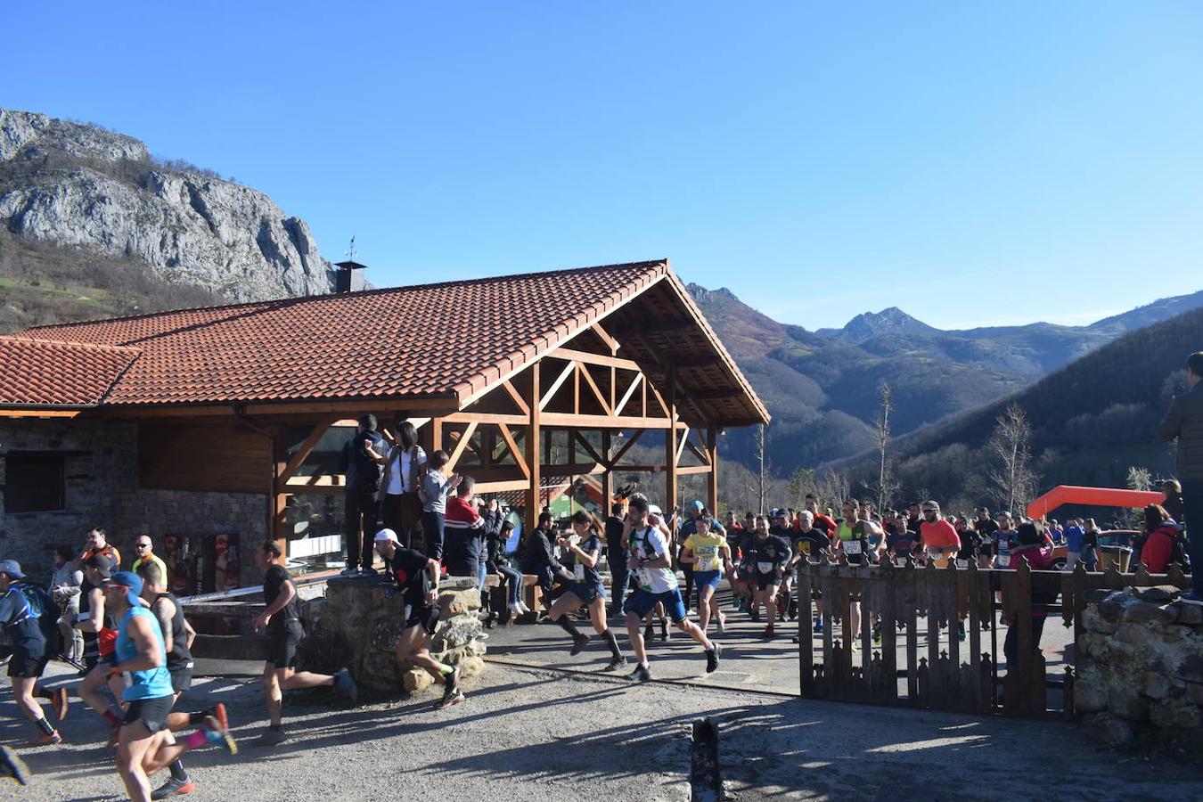 Casi 300 corredores se dieron cita este domingo 23 en el tradicional Trail Cabeza L'Arcu 2020 en el pueblo de Caleao, el mismo corazón del Parque Natural de Redes. Una de esas citas obligatorias para los amantes del trail en Asturias, que ha dejado en el pódium absoluto masculino a Adrián Serrano Tomé, Alberto Fernández Palacio y José Pedro Bayón Menéndez; y en el femenino a Laura Álvarez Álvarez, Iris Fernández García y Eva Álvarez Cerra.