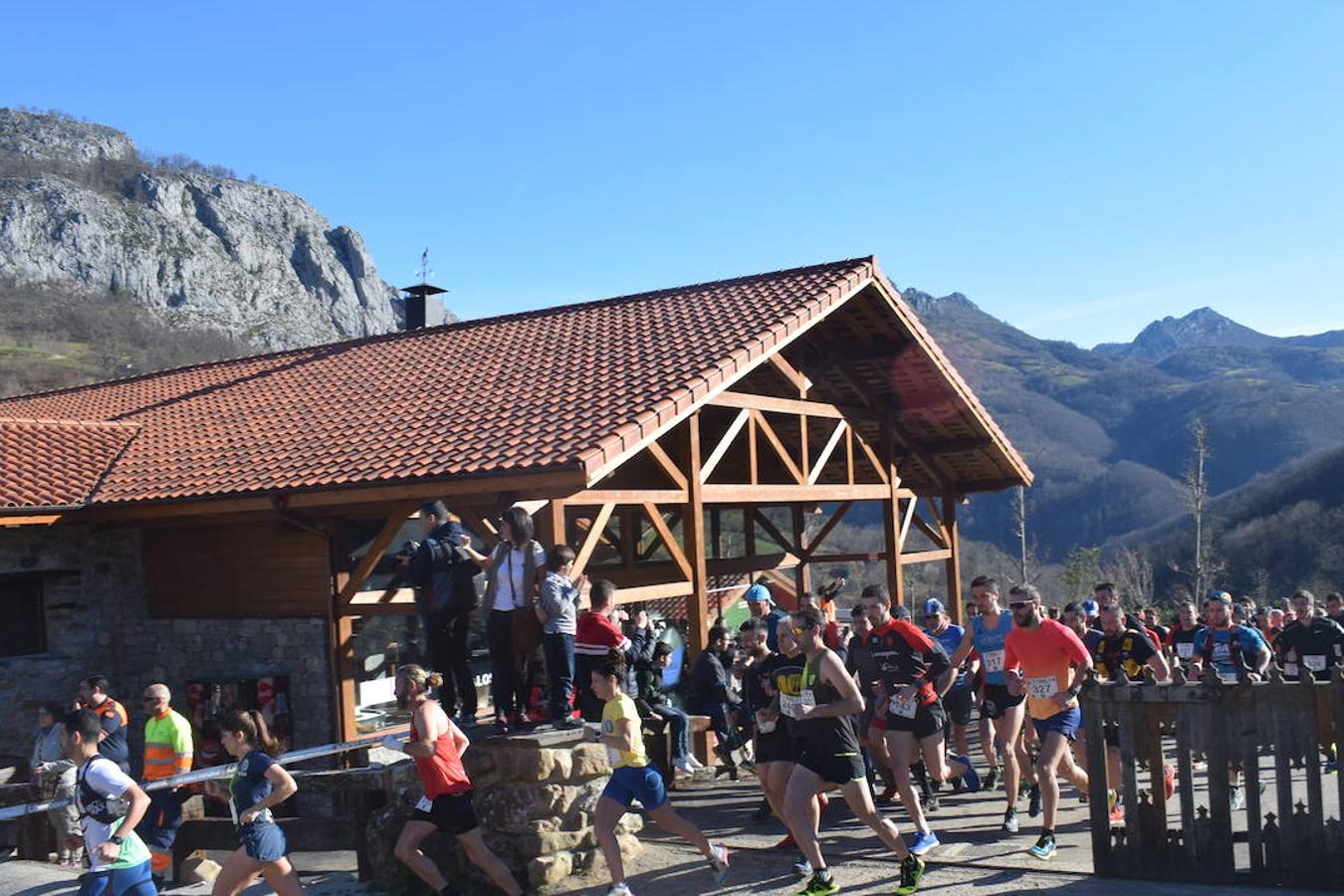 Casi 300 corredores se dieron cita este domingo 23 en el tradicional Trail Cabeza L'Arcu 2020 en el pueblo de Caleao, el mismo corazón del Parque Natural de Redes. Una de esas citas obligatorias para los amantes del trail en Asturias, que ha dejado en el pódium absoluto masculino a Adrián Serrano Tomé, Alberto Fernández Palacio y José Pedro Bayón Menéndez; y en el femenino a Laura Álvarez Álvarez, Iris Fernández García y Eva Álvarez Cerra.