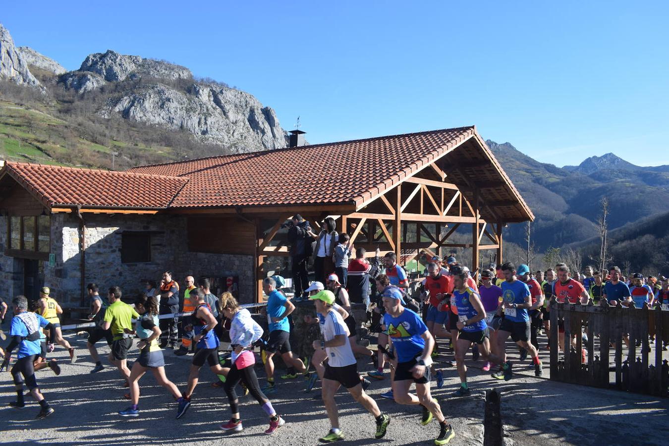 Casi 300 corredores se dieron cita este domingo 23 en el tradicional Trail Cabeza L'Arcu 2020 en el pueblo de Caleao, el mismo corazón del Parque Natural de Redes. Una de esas citas obligatorias para los amantes del trail en Asturias, que ha dejado en el pódium absoluto masculino a Adrián Serrano Tomé, Alberto Fernández Palacio y José Pedro Bayón Menéndez; y en el femenino a Laura Álvarez Álvarez, Iris Fernández García y Eva Álvarez Cerra.