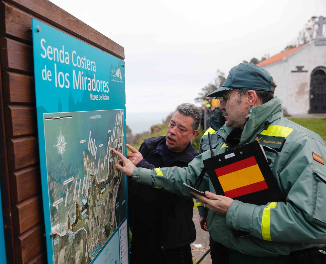 Bomberos, el Helimer y Salvamento Marítimo tratan de encontrar al hombre, desaparecido desde este lunes a mediodía