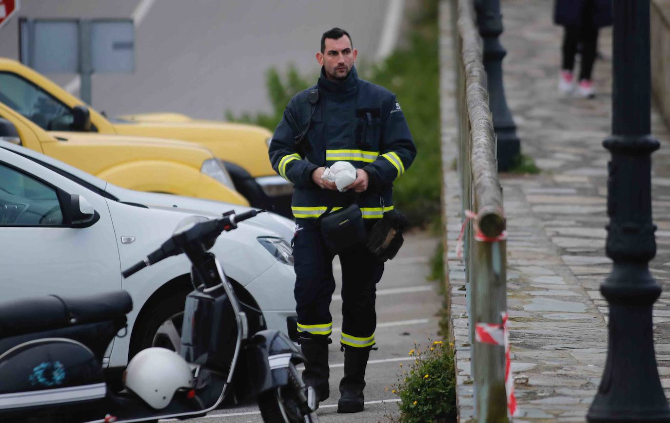 Bomberos, el Helimer y Salvamento Marítimo tratan de encontrar al hombre, desaparecido desde este lunes a mediodía