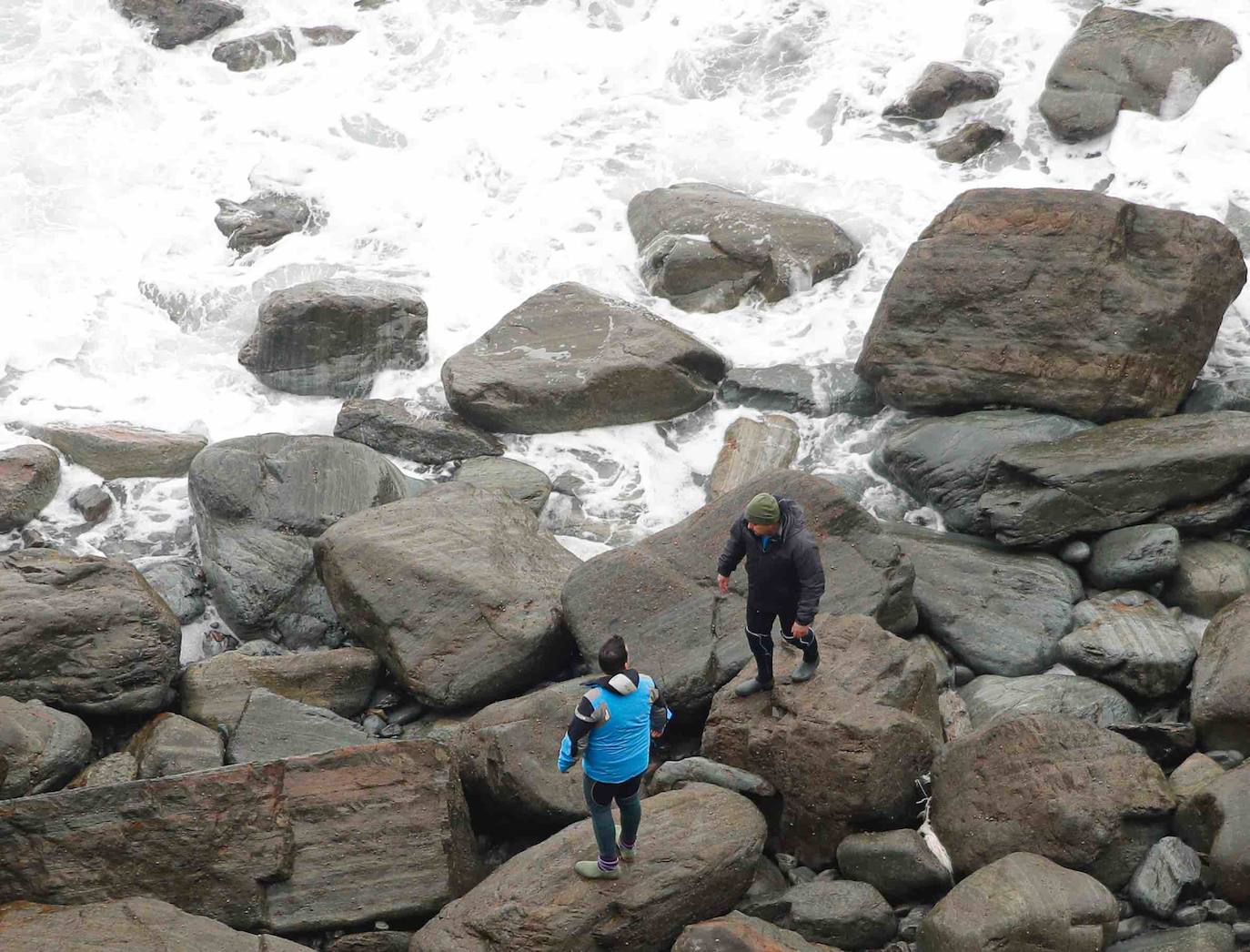 El hombre, de unos 40 años, se precipitó al agua en una zona peligrosa en esta época, conocida como Punta Los Espinos