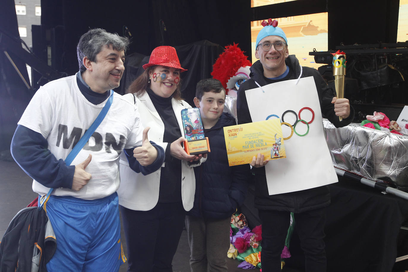 Xareu N'el Ñeru se llevó el primer premio del XXXIII Concurso de Charangas del antroxu gijonés por segundo año consecutivo. Esta charanga del barrio de Jove lució colorido con su 'Tribu Perdida' de chamanes, ataviados con unos trajes espectaculares con motivos tropicales. El segundo puesto fue para Los Gijonudos, mientras que Los Tardones se llevaron el tercero.