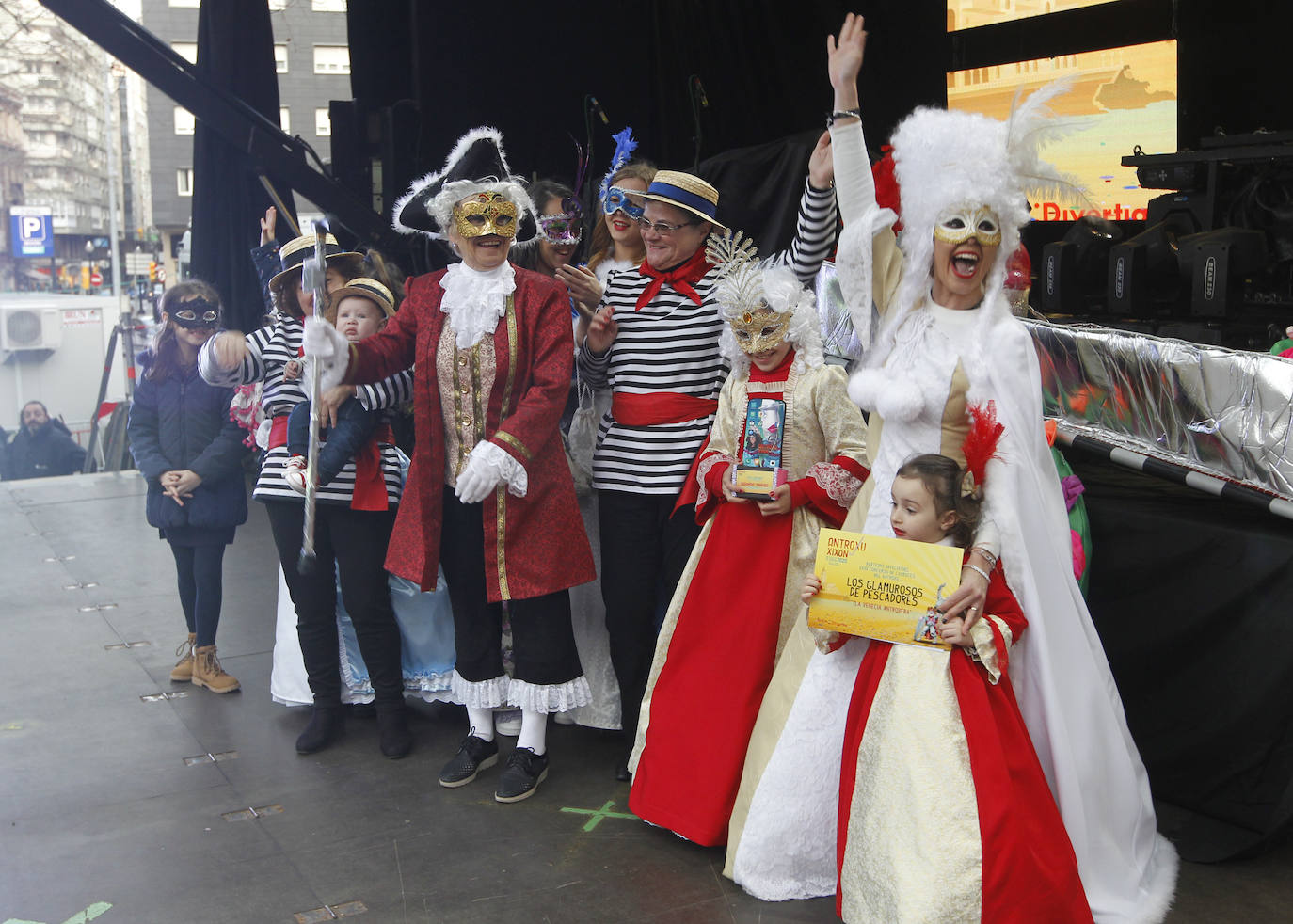 Xareu N'el Ñeru se llevó el primer premio del XXXIII Concurso de Charangas del antroxu gijonés por segundo año consecutivo. Esta charanga del barrio de Jove lució colorido con su 'Tribu Perdida' de chamanes, ataviados con unos trajes espectaculares con motivos tropicales. El segundo puesto fue para Los Gijonudos, mientras que Los Tardones se llevaron el tercero.