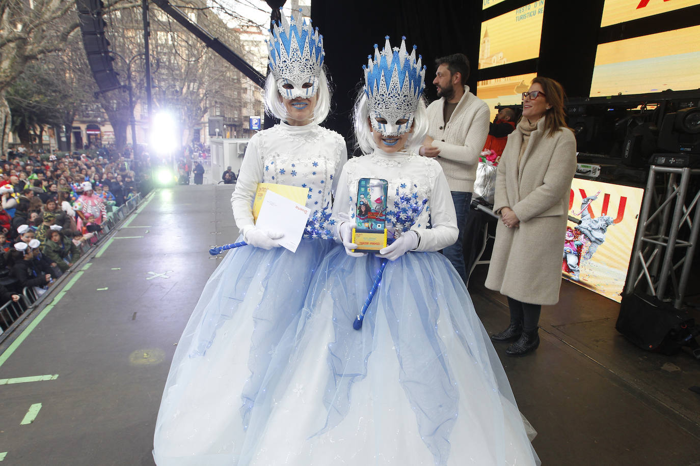 Xareu N'el Ñeru se llevó el primer premio del XXXIII Concurso de Charangas del antroxu gijonés por segundo año consecutivo. Esta charanga del barrio de Jove lució colorido con su 'Tribu Perdida' de chamanes, ataviados con unos trajes espectaculares con motivos tropicales. El segundo puesto fue para Los Gijonudos, mientras que Los Tardones se llevaron el tercero.