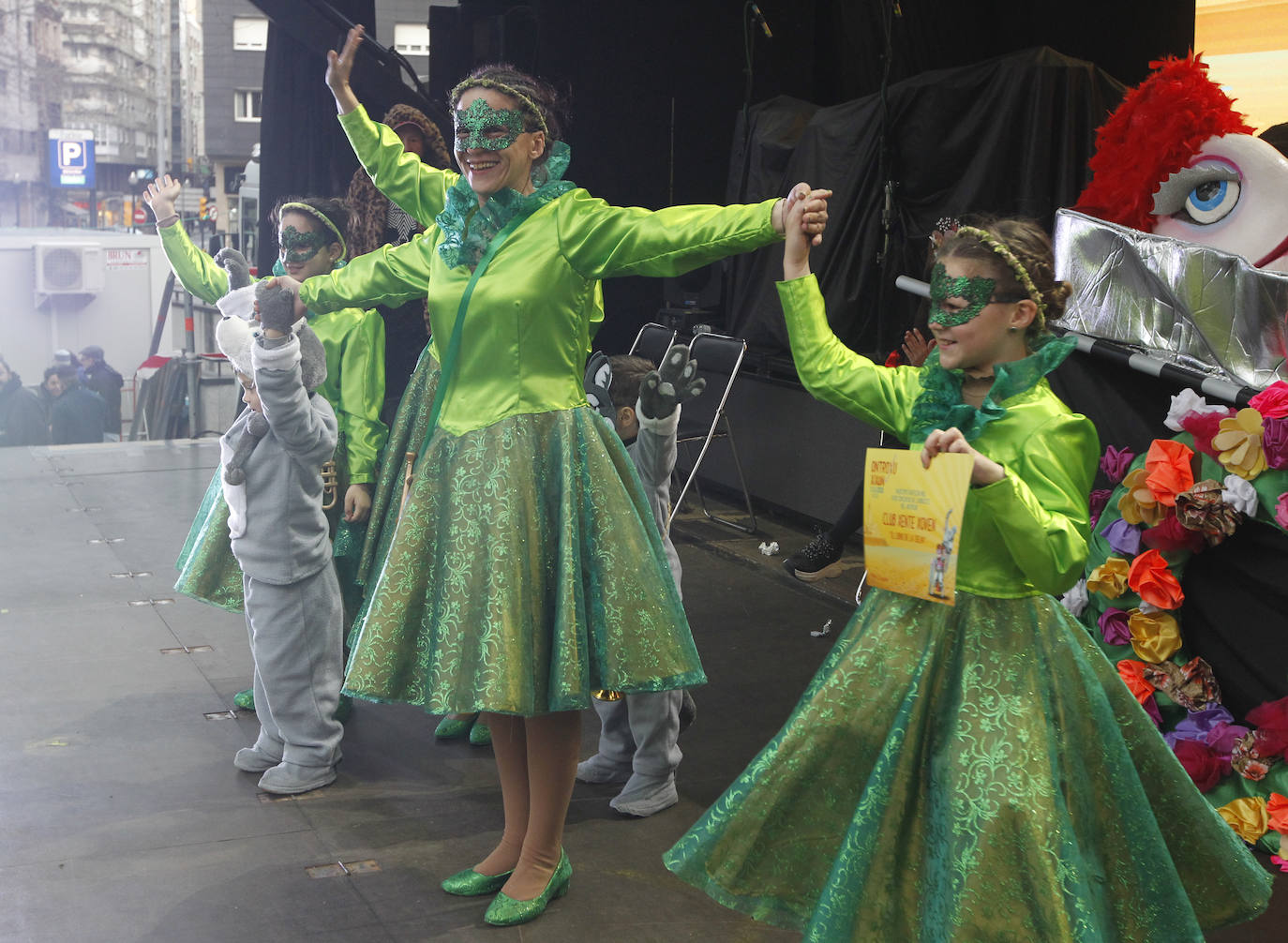 Xareu N'el Ñeru se llevó el primer premio del XXXIII Concurso de Charangas del antroxu gijonés por segundo año consecutivo. Esta charanga del barrio de Jove lució colorido con su 'Tribu Perdida' de chamanes, ataviados con unos trajes espectaculares con motivos tropicales. El segundo puesto fue para Los Gijonudos, mientras que Los Tardones se llevaron el tercero.