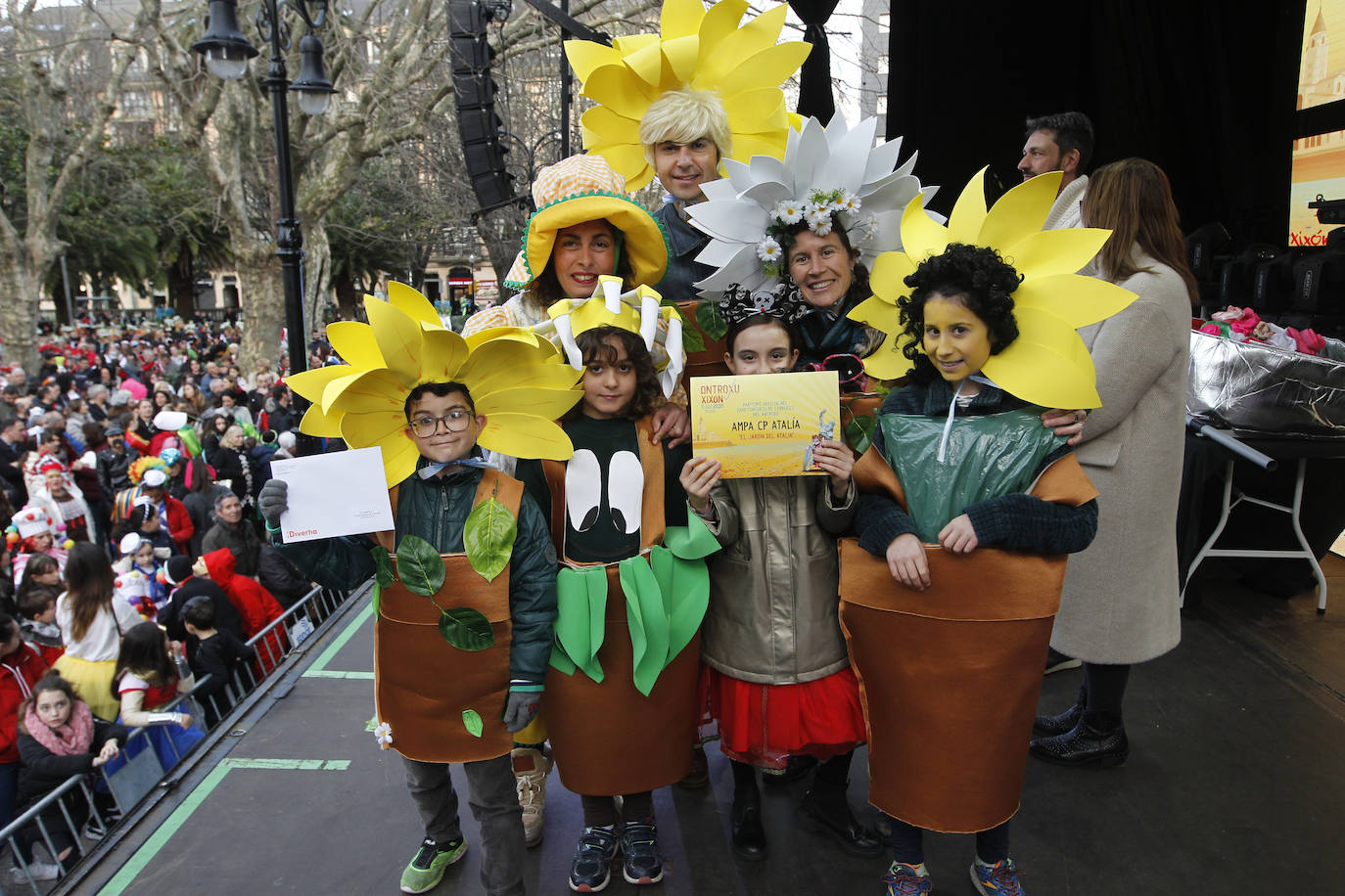 Xareu N'el Ñeru se llevó el primer premio del XXXIII Concurso de Charangas del antroxu gijonés por segundo año consecutivo. Esta charanga del barrio de Jove lució colorido con su 'Tribu Perdida' de chamanes, ataviados con unos trajes espectaculares con motivos tropicales. El segundo puesto fue para Los Gijonudos, mientras que Los Tardones se llevaron el tercero.