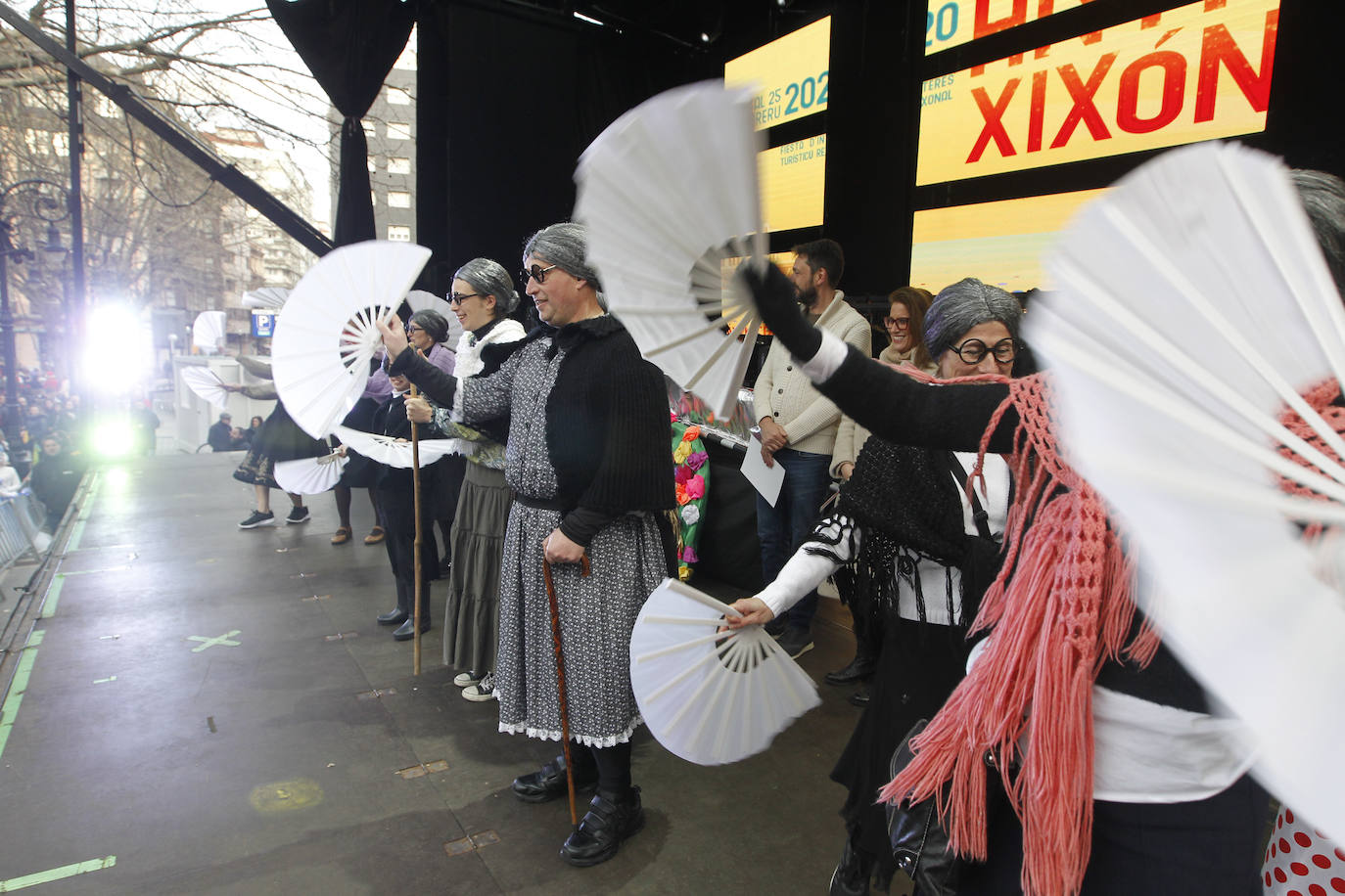 Xareu N'el Ñeru se llevó el primer premio del XXXIII Concurso de Charangas del antroxu gijonés por segundo año consecutivo. Esta charanga del barrio de Jove lució colorido con su 'Tribu Perdida' de chamanes, ataviados con unos trajes espectaculares con motivos tropicales. El segundo puesto fue para Los Gijonudos, mientras que Los Tardones se llevaron el tercero.