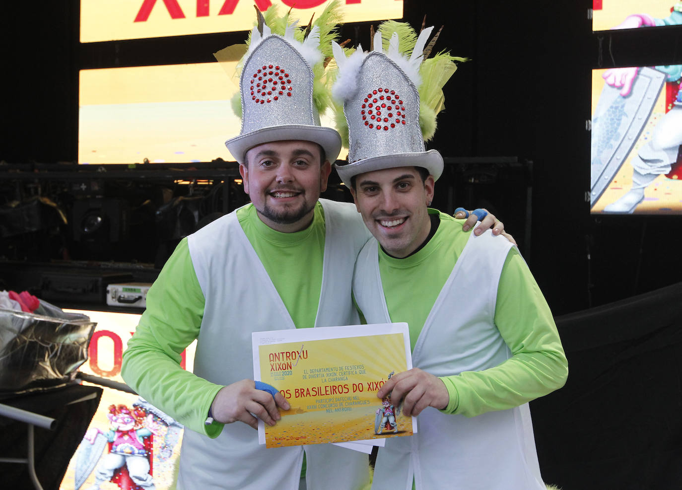 Xareu N'el Ñeru se llevó el primer premio del XXXIII Concurso de Charangas del antroxu gijonés por segundo año consecutivo. Esta charanga del barrio de Jove lució colorido con su 'Tribu Perdida' de chamanes, ataviados con unos trajes espectaculares con motivos tropicales. El segundo puesto fue para Los Gijonudos, mientras que Los Tardones se llevaron el tercero.