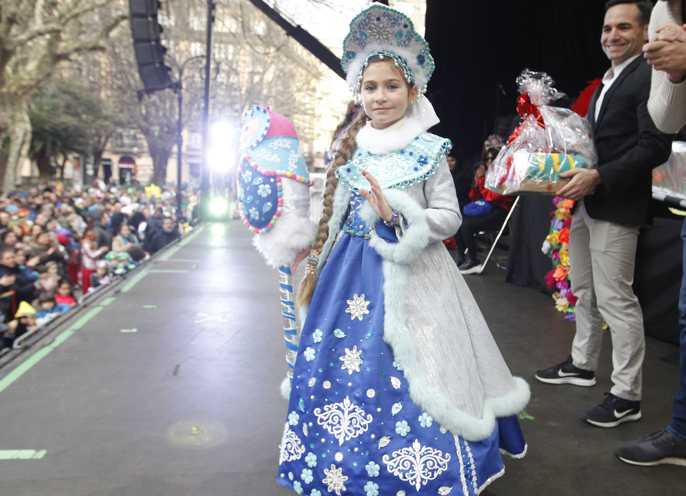 Xareu N'el Ñeru se llevó el primer premio del XXXIII Concurso de Charangas del antroxu gijonés por segundo año consecutivo. Esta charanga del barrio de Jove lució colorido con su 'Tribu Perdida' de chamanes, ataviados con unos trajes espectaculares con motivos tropicales. El segundo puesto fue para Los Gijonudos, mientras que Los Tardones se llevaron el tercero.