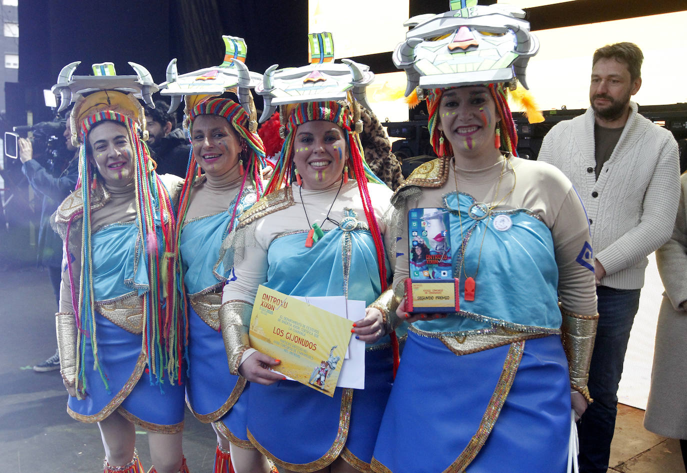 Xareu N'el Ñeru se llevó el primer premio del XXXIII Concurso de Charangas del antroxu gijonés por segundo año consecutivo. Esta charanga del barrio de Jove lució colorido con su 'Tribu Perdida' de chamanes, ataviados con unos trajes espectaculares con motivos tropicales. El segundo puesto fue para Los Gijonudos, mientras que Los Tardones se llevaron el tercero.