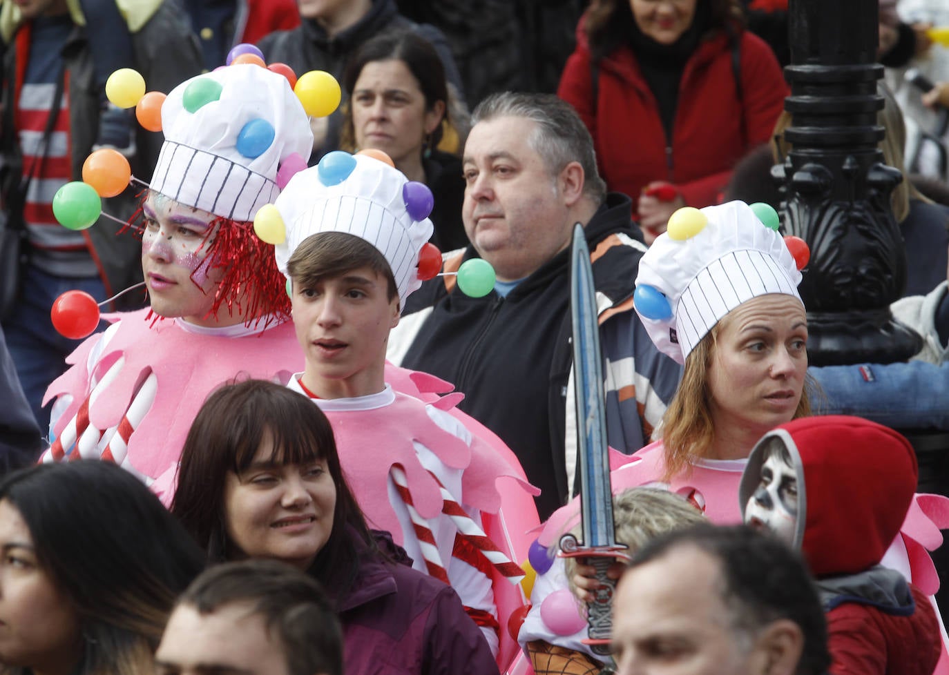 Xareu N'el Ñeru se llevó el primer premio del XXXIII Concurso de Charangas del antroxu gijonés por segundo año consecutivo. Esta charanga del barrio de Jove lució colorido con su 'Tribu Perdida' de chamanes, ataviados con unos trajes espectaculares con motivos tropicales. El segundo puesto fue para Los Gijonudos, mientras que Los Tardones se llevaron el tercero.