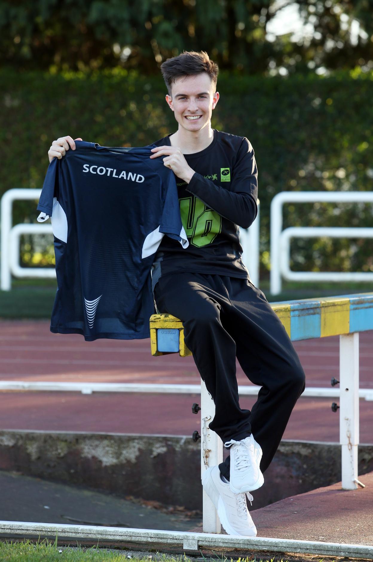 Rees, con una camiseta de su Escocia natal, sobre un obstáculo del Estadio Universitario, en Oviedo. Arriba, a la izquierda, liderando el regional, en el que acabó primero. Y, a la derecha, este fin de semana en Escocia. 