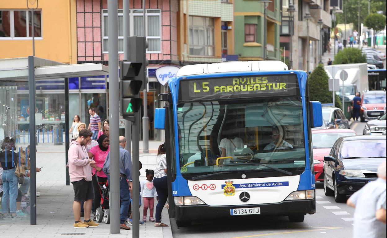 Varias personas acceden a uno de los autobuses interurbanos. 