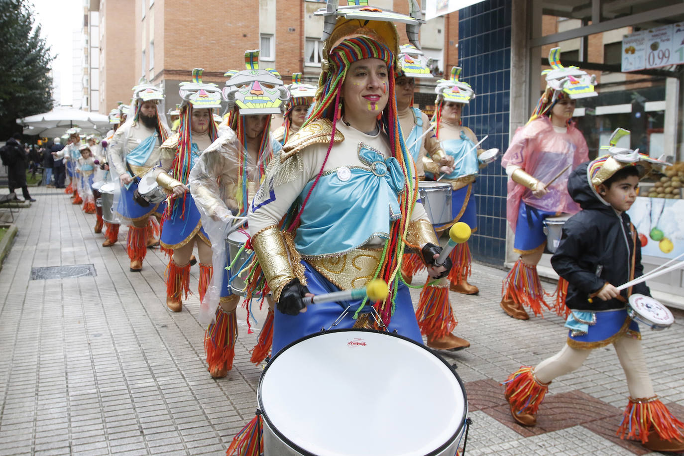 El barrio gijonés se echó a la calle con disfraces de soldados, animales varios o trolls