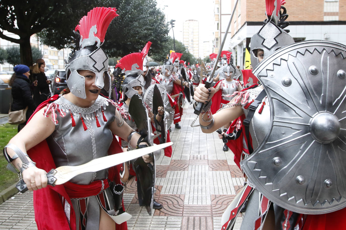 El barrio gijonés se echó a la calle con disfraces de soldados, animales varios o trolls