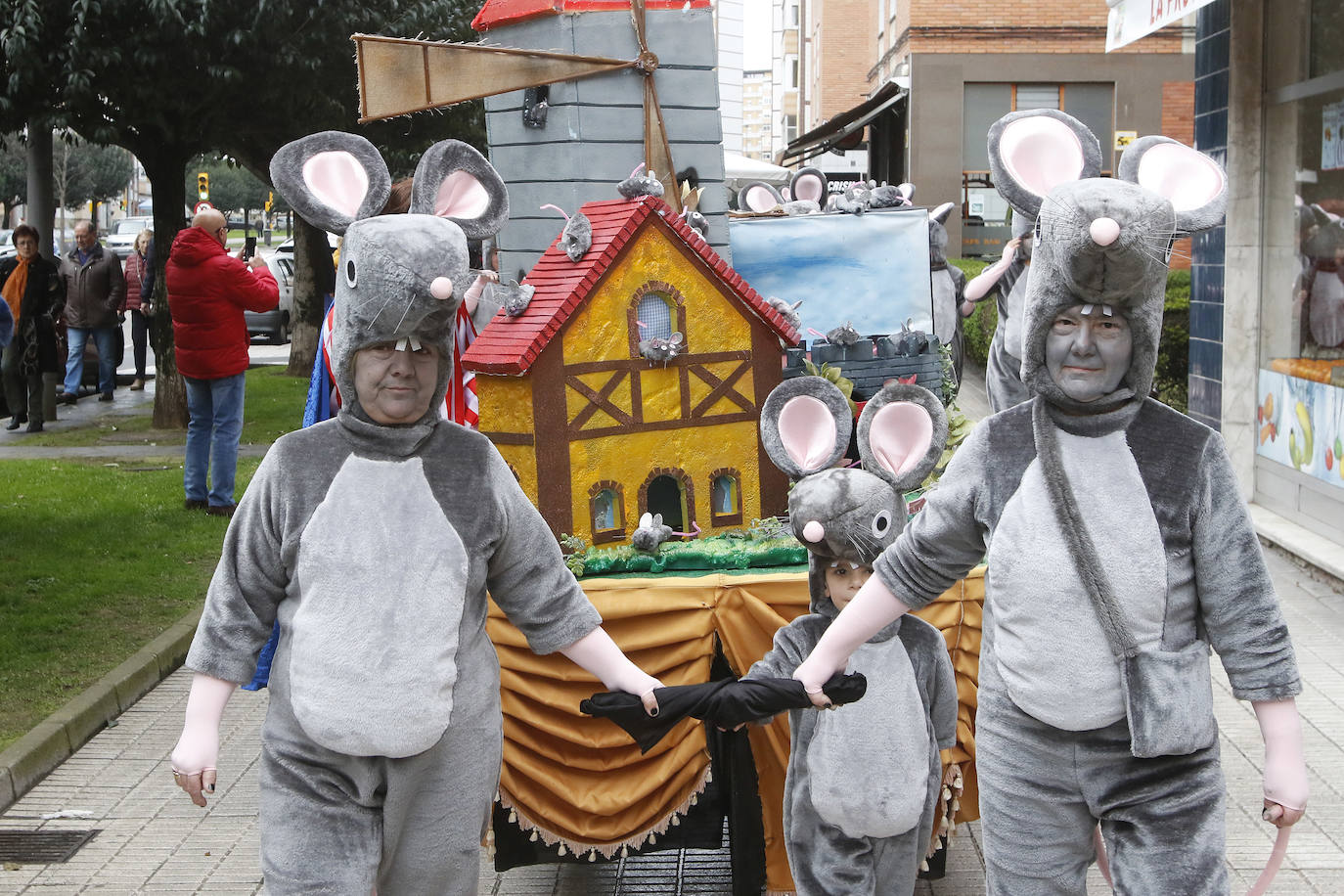 El barrio gijonés se echó a la calle con disfraces de soldados, animales varios o trolls