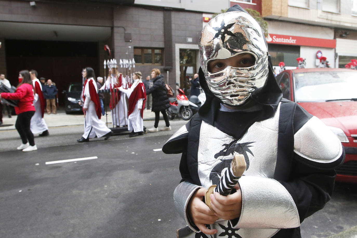 El barrio gijonés se echó a la calle con disfraces de soldados, animales varios o trolls