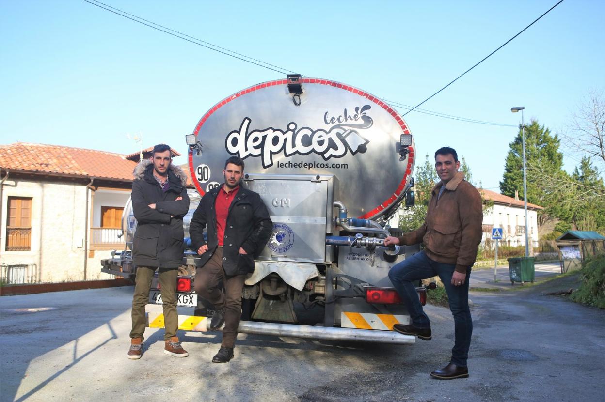 Los jóvenes emprendedores Francisco Javier Carbajal, Daniel Elola e Ignacio Rodríguez, de la central láctea de los Picos de Europa, junto a su vehículo en la sede de Villar, en el concejo de Onís. 